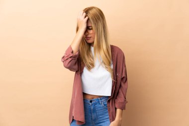 Genç Uruguaylı sarışın kadın, izole edilmiş, baş ağrısı var.