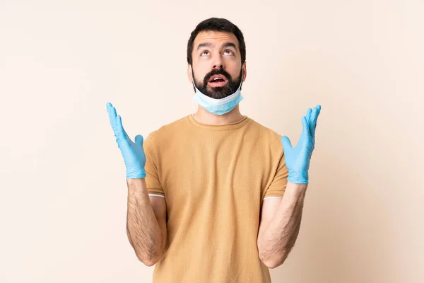 Hombre Caucásico Con Barba Protegiendo Del Coronavirus Con Una Máscara —  Fotos de Stock