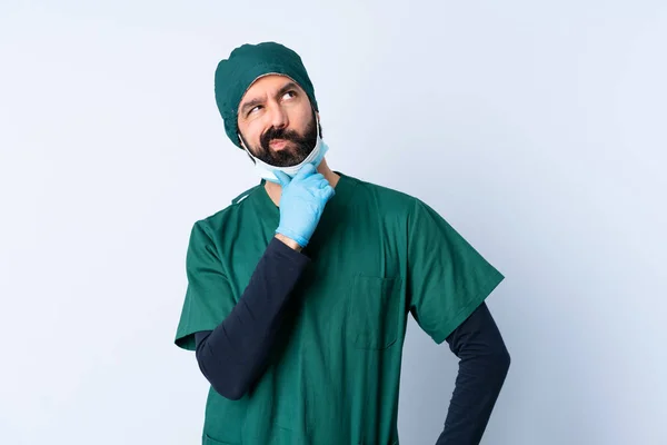 Cirurgião Homem Uniforme Verde Sobre Fundo Isolado Com Dúvidas — Fotografia de Stock