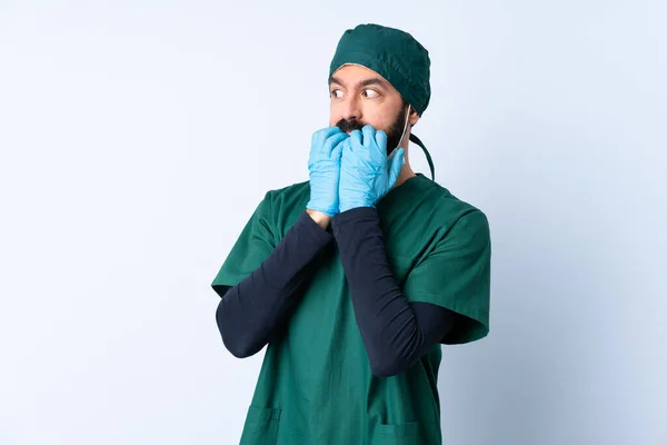 Cirurgião Homem Uniforme Verde Sobre Fundo Isolado Nervoso Assustado Colocando — Fotografia de Stock