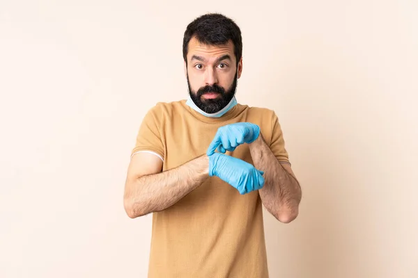 수염을 코로나 바이러스로부터 보호하기 위해마스크와 장갑을 모습으로 고립된 배경에서 척하는 — 스톡 사진