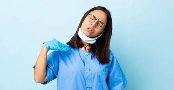 Chirurgin Über Isoliertem Blauem Hintergrund Mit Müdem Und Krankem Gesichtsausdruck — Stockfoto