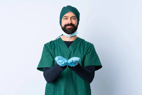 Cirurgião Homem Uniforme Verde Sobre Fundo Isolado Segurando Copyspace Imaginário — Fotografia de Stock