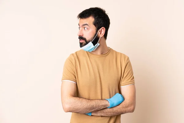 Hombre Caucásico Con Barba Protegiendo Del Coronavirus Con Una Máscara —  Fotos de Stock