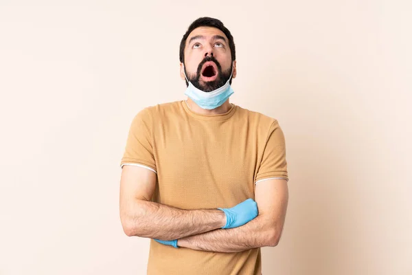 Hombre Caucásico Con Barba Protegiendo Del Coronavirus Con Una Máscara —  Fotos de Stock