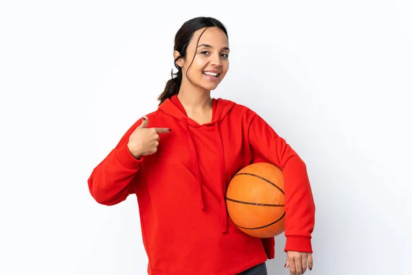 若いです女性遊びバスケットボール上の隔離された白い背景誇りと自己満足 — ストック写真