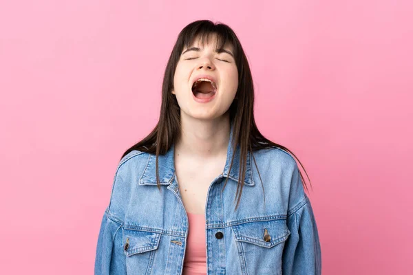 Joven Ucraniana Aislada Sobre Fondo Rosa Gritando Frente Con Boca — Foto de Stock