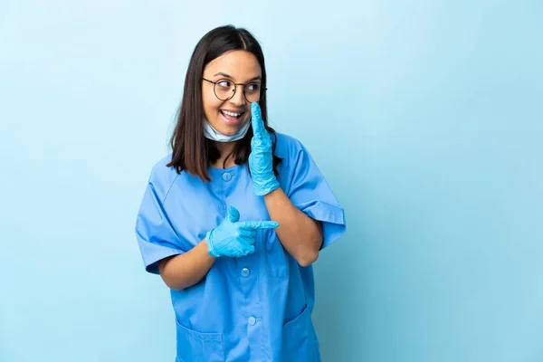 Chirurgin Über Isoliertem Blauem Hintergrund Der Zur Seite Zeigt Ein — Stockfoto