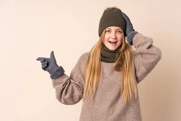 Teenager Ουκρανικό Κορίτσι Χειμερινό Καπέλο Απομονώνονται Μπεζ Φόντο Έκπληκτος Και — Φωτογραφία Αρχείου
