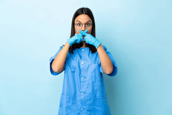 Mujer Cirujana Sobre Fondo Azul Aislado Mostrando Gesto Silencio —  Fotos de Stock