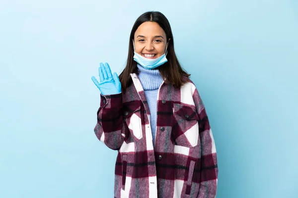 Joven Morena Mujer Raza Mixta Protegiendo Del Coronavirus Con Una —  Fotos de Stock