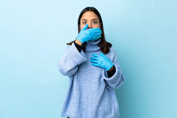 Joven Morena Raza Mixta Protegiendo Del Coronavirus Con Una Máscara —  Fotos de Stock