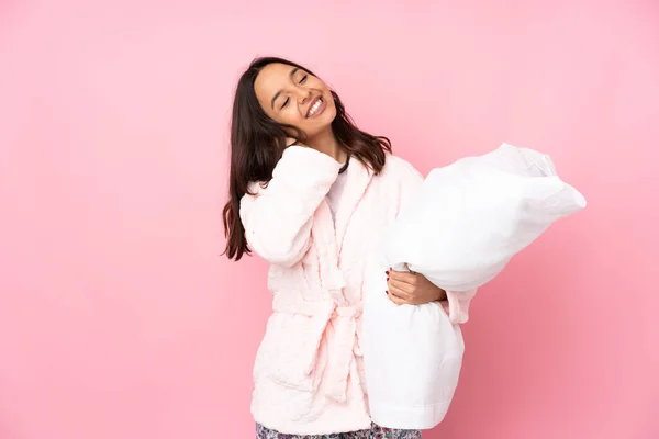 Jeune Femme Pyjama Isolé Sur Fond Rose Penser Une Idée — Photo