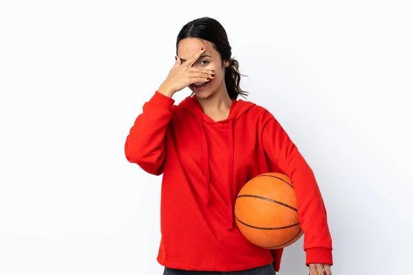 Jonge Vrouw Spelen Basketbal Geïsoleerde Witte Achtergrond Bedekken Ogen Door — Stockfoto