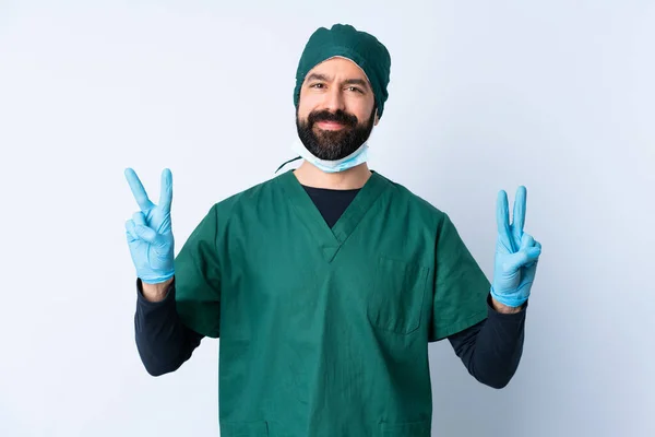 Cirurgião Homem Uniforme Verde Sobre Fundo Isolado Mostrando Sinal Vitória — Fotografia de Stock