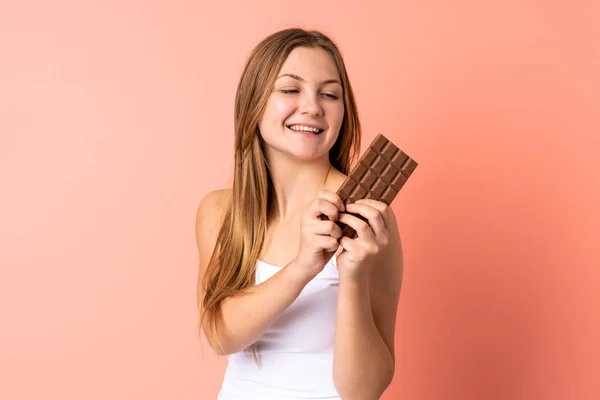 Teenager Ukrajinská Dívka Izolované Růžovém Pozadí Čokoládovou Tabletu Šťastný — Stock fotografie