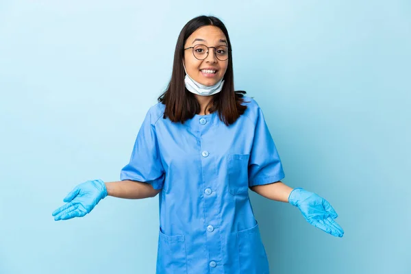 孤立的蓝色背景上的外科医生女人快乐而微笑 — 图库照片