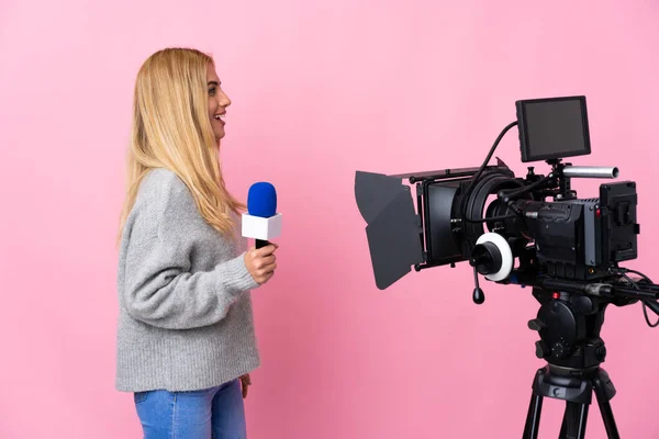 Mulher Repórter Segurando Microfone Relatando Notícias Sobre Fundo Rosa Isolado — Fotografia de Stock