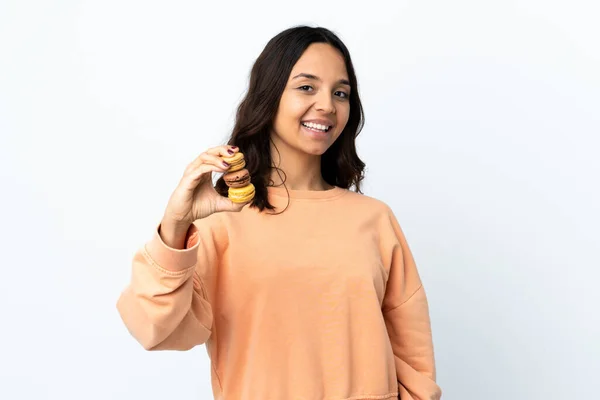 Junge Frau Auf Isoliertem Weißem Hintergrund Mit Bunten Französischen Macarons — Stockfoto