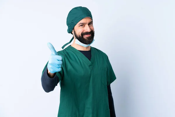 Cirurgião Homem Uniforme Verde Sobre Fundo Isolado Com Polegares Para — Fotografia de Stock