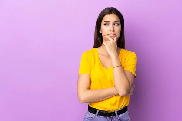 Young Caucasian Woman Isolated Background Having Doubts Thinking — Stock Photo, Image