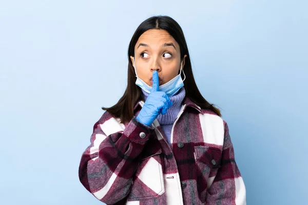 Joven Morena Raza Mixta Protegiendo Del Coronavirus Con Una Máscara —  Fotos de Stock
