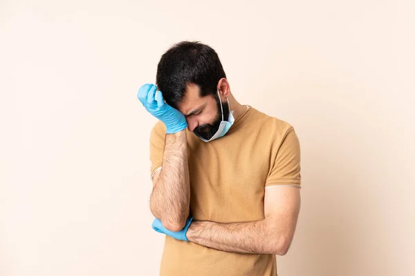 Hombre Caucásico Con Barba Protegiendo Del Coronavirus Con Una Máscara — Foto de Stock