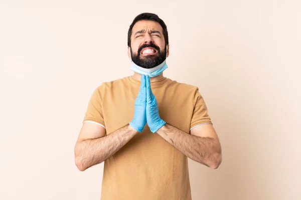 Hombre Caucásico Con Barba Que Protege Del Coronavirus Con Una —  Fotos de Stock