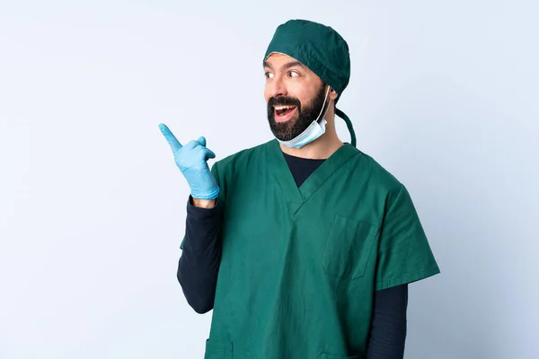 Cirurgião Homem Uniforme Verde Sobre Fundo Isolado Com Intenção Realizar — Fotografia de Stock