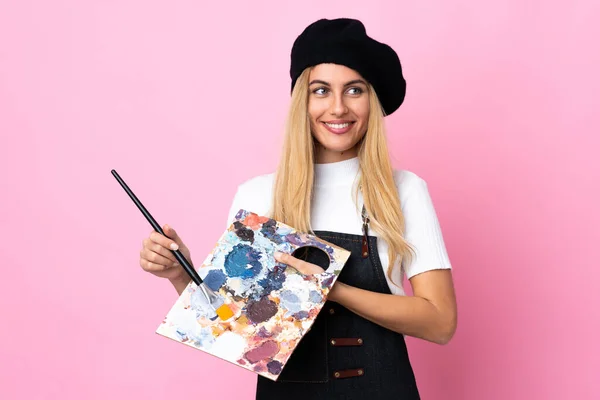 Joven Artista Mujer Sosteniendo Una Paleta Sobre Fondo Rosa Aislado — Foto de Stock