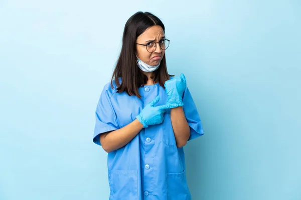 Chirurg Žena Přes Izolované Modré Pozadí Dělat Gesto Pozdě — Stock fotografie