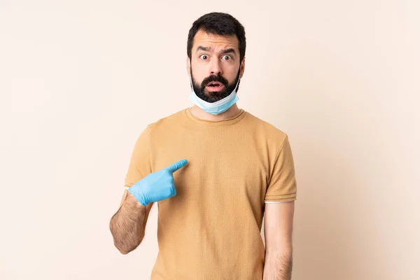 Hombre Caucásico Con Barba Protegiéndose Del Coronavirus Con Una Máscara —  Fotos de Stock