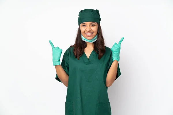 Kirurg Kvinna Grön Uniform Isolerad Vit Bakgrund Pekar Upp Bra — Stockfoto