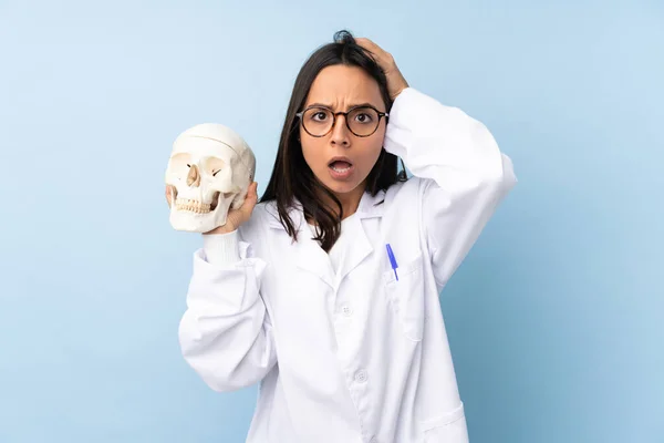 Gerichtsmedizinerin Der Polizei Über Isolierten Hintergrund Mit Überraschtem Gesichtsausdruck — Stockfoto