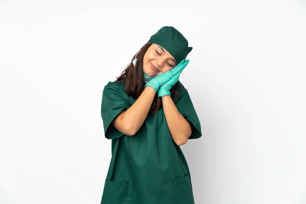 Surgeon Woman Green Uniform Isolated White Background Making Sleep Gesture — Stock Photo, Image