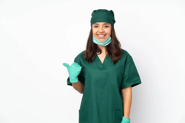 Chirurg Žena Zelené Uniformě Izolované Bílém Pozadí Ukazuje Strany Prezentovat — Stock fotografie