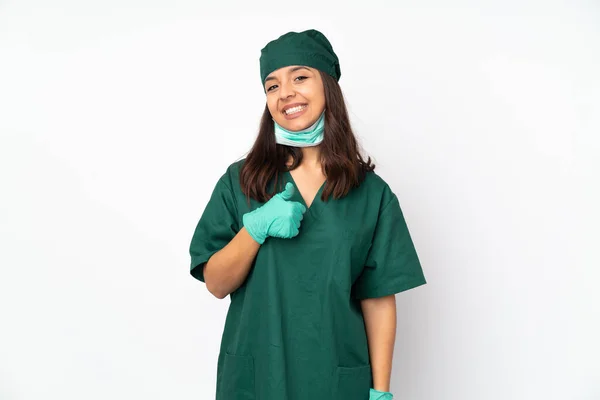 Kirurg Kvinna Grön Uniform Isolerad Vit Bakgrund Ger Tummen Upp — Stockfoto