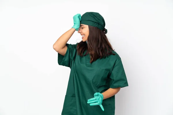 Chirurg Žena Zelené Uniformě Izolované Bílém Pozadí Uvědomil Něco Záměrem — Stock fotografie