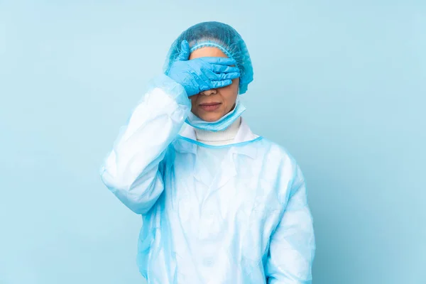Ung Kirurg Indiankvinna Blå Uniform Som Täcker Ögon Med Händer — Stockfoto