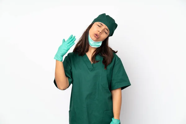 Chirurg Žena Zelené Uniformě Izolované Bílém Pozadí Unaveným Nemocným Výrazem — Stock fotografie