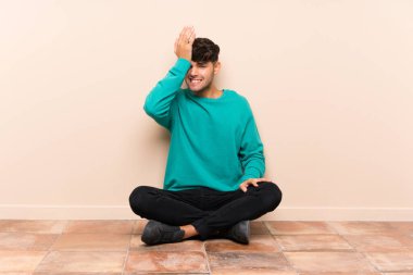 Genç yakışıklı adam yüz ifadesi karıştırarak şüpheleri olan katta oturan