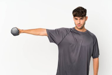 İzole edilmiş beyaz duvarda spor adamı var.