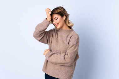 Mavi arka planda izole edilmiş genç Rus kadın bir şey fark etti ve çözüme niyetlendi.