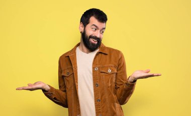 İki eliyle kopyalama alanı tutan sakallı yakışıklı bir adam.