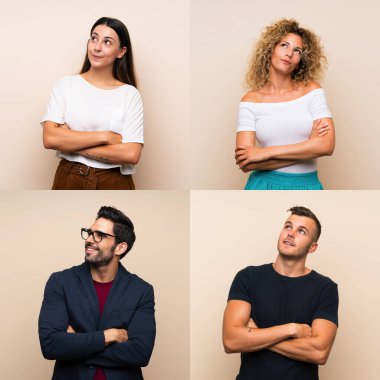 İzole edilmiş arka planda bir grup insan gülümserken yukarı bakıyor