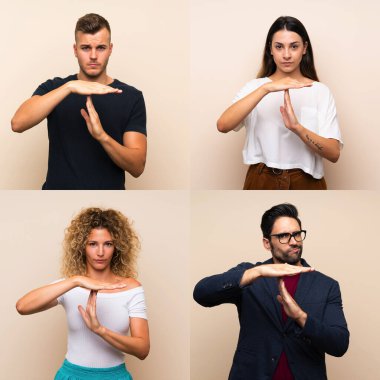 İzole edilmiş arka planda kalan bir grup insan zaman aşımı hareketi yapıyor.