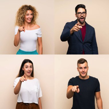 İzole edilmiş arka plandaki bir grup insan şaşırmış ve ön tarafı işaret ediyor.