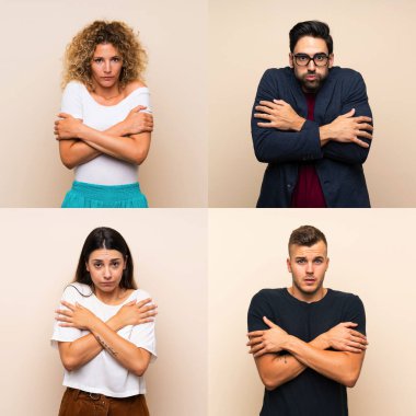 İzole edilmiş arka planda kalan bir grup insan donuyor