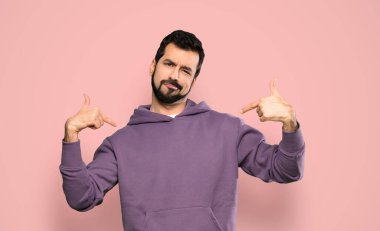 Eşofmanlı yakışıklı bir adam. Gururlu ve gururlu. Soyutlanmış pembe bir geçmişi var.