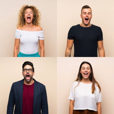 Arka planda izole edilmiş bir grup insan ağızları açık bağırıyor.